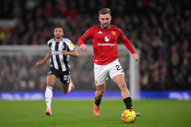 Manchester United, ManU v Newcastle United, Premier League Newcastle United s Jacob Murphy and Manchester United s Luke Shaw compete during the Manchester United v Newcastle United English Premier League match at Old Trafford, Manchester, England on 26 December 2025 Credit: Gary Oakley Every Second Media Editorial use only. All images are copyright Every Second Media Limited. No images may be reproduced without prior permission. All rights reserved. Premier League and Football League images are subject to licensing agreements with Football DataCo Limited. see https: www.football-dataco.com Copyright: xIMAGO EveryxSecondxMediax ESM-1723-0039 GaryxOakleyx xEveryxSecondxMediax