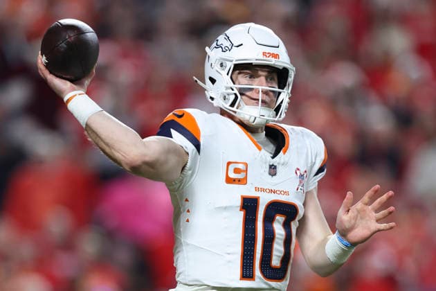 KANSAS CITY, MO - DECEMBER 25: Denver Broncos quarterback Bo Nix (10) throws a pass in the second quarter of a Christmas Day NFL, American Football Herren, USA game between the Denver Broncos and Kansas City Chiefs on December 25, 2025 at GEHA Field at Arrowhead Stadium in Kansas City, MO. (Photo by Scott Winters Icon Sportswire) NFL: DEC 25 Broncos at Chiefs EDITORIAL USE ONLY Icon2512250521
