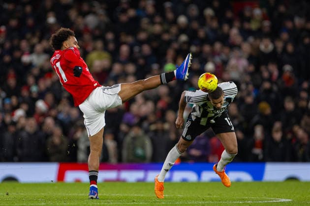 Football - FA Premier League - Manchester United, ManU FC v Newcastle United FC MANCHESTER, ENGLAND - Boxing Day, Friday, December 26, 2025: (L-R) Manchester United s Joshua Zirkzee challenges for the ball with Newcastle United s Malick Thiaw during the FA Premier League match between Manchester United FC and Newcastle United at Old Trafford. (Photo by David Rawcliffe Propaganda) MANCHESTER Old Trafford GREATER MANCHESTER ENGLAND  Copyright: xDavidxRawcliffex P2025-12-26-Man_U_Newcastle-45