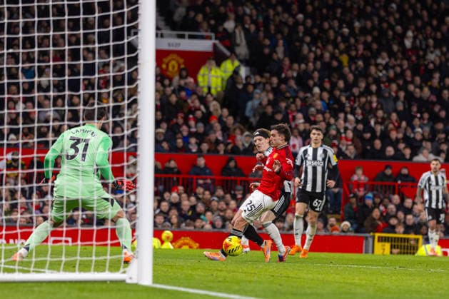 Football - FA Premier League - Manchester United, ManU FC v Newcastle United FC MANCHESTER, ENGLAND - Boxing Day, Friday, December 26, 2025: Newcastle United s Anthony Gordon with an attempt on goal during the FA Premier League match between Manchester United FC and Newcastle United at Old Trafford. (Photo by David Rawcliffe Propaganda) MANCHESTER Old Trafford GREATER MANCHESTER ENGLAND  Copyright: xDavidxRawcliffex P2025-12-26-Man_U_Newcastle-46