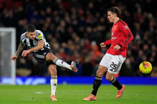 Manchester United, ManU v Newcastle United, Premier League Bruno Guimaraes (39) of Newcastle United passes the ball during the Premier League match between Manchester United and Newcastle United at Old Trafford, Manchester, UK on 26 December 2025. Manchester Old Trafford Greater Manchester UK Editorial use only DataCo restrictions apply See www.football-dataco.com , Copyright: xConorxMolloyx PSI-23465-0050
