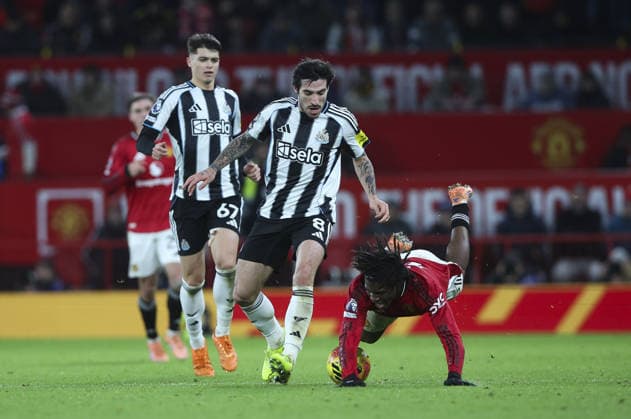 Manchester United, ManU v Newcastle United, FA Premier League 27.12.25 Manchester United v Newcastle United, FA Premier League Bradley Ormesher The Times Sandro Tonali of Newcastle Unitedand Patrick Dorgu of Manchester United  Copyright: xBradleyxOrmesherx NINTCHDBPICT001048000198