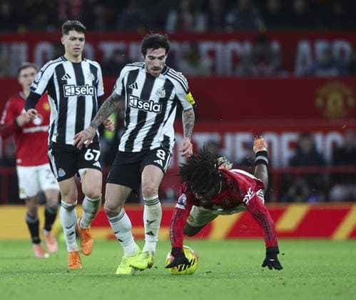 Manchester United, ManU v Newcastle United, FA Premier League 27.12.25 Manchester United v Newcastle United, FA Premier League Bradley Ormesher The Times Sandro Tonali of Newcastle Unitedand Patrick Dorgu of Manchester United  Copyright: xBradleyxOrmesherx NINTCHDBPICT001048000220