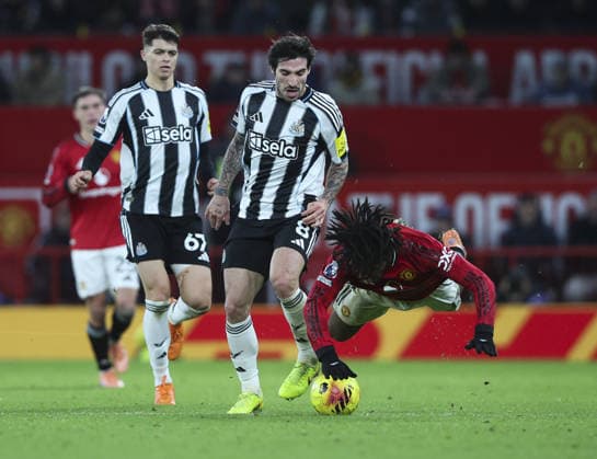 Manchester United, ManU v Newcastle United, FA Premier League 27.12.25 Manchester United v Newcastle United, FA Premier League Bradley Ormesher The Times Sandro Tonali of Newcastle Unitedand Patrick Dorgu of Manchester United  Copyright: xBradleyxOrmesherx NINTCHDBPICT001048000227