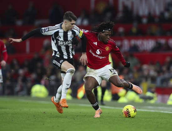 Manchester United, ManU v Newcastle United, FA Premier League 27.12.25 Manchester United v Newcastle United, FA Premier League Bradley Ormesher The Times Lewis Miley of Newcastle United and Patrick Dorgu of Manchester United  Copyright: xBradleyxOrmesherx NINTCHDBPICT001048000250