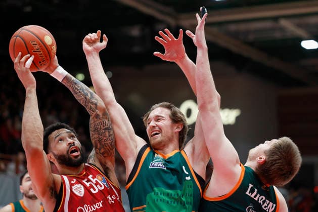 v. l. n. r.: David Muenkat (Fitness First Wuerzburg Baskets, 55), Marco Hollersbacher (VET-CONCEPT Gladiators Trier, 9) and Marten Linssen (VET-CONCEPT Gladiators Trier, 12). 26.12.2025, Basketball, BBL, Fitness First Wuerzburg Baskets vs. VET-CONCEPT Gladiators Trier, GER, Wuerzburg, Tectake Arena. Copyright: HMBxMedia xHeikoxBecker