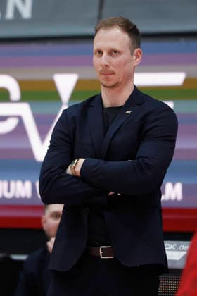 v. l. n. r.: Headcoach Jacques Schneider (VET-CONCEPT Gladiators Trier), 26.12.2025, Basketball, BBL, Fitness First Wuerzburg Baskets vs. VET-CONCEPT Gladiators Trier, GER, Wuerzburg, Tectake Arena. Copyright: HMBxMedia xHeikoxBecker