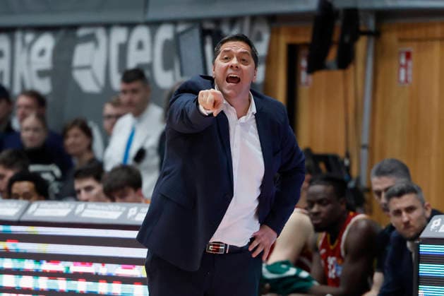 v. l. n. r.: Head-Coach Sasa Filipovski (Fitness First Wuerzburg Baskets), 26.12.2025, Basketball, BBL, Fitness First Wuerzburg Baskets vs. VET-CONCEPT Gladiators Trier, GER, Wuerzburg, Tectake Arena. Copyright: HMBxMedia xHeikoxBecker