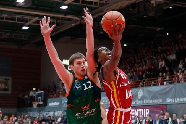 v. l. n. r.: Marten Linssen (VET-CONCEPT Gladiators Trier, 12) and Marcus Carr (Fitness First Wuerzburg Baskets, 5) 26.12.2025, Basketball, BBL, Fitness First Wuerzburg Baskets vs. VET-CONCEPT Gladiators Trier, GER, Wuerzburg, Tectake Arena. Copyright: HMBxMedia xHeikoxBecker