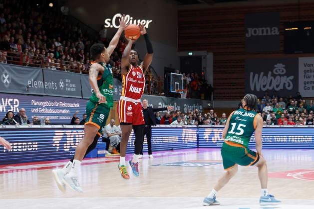 v. l. n. r.: Urald King (VET-CONCEPT Gladiators Trier, 20) and Marcus Carr (Fitness First Wuerzburg Baskets, 5), 26.12.2025, Basketball, BBL, Fitness First Wuerzburg Baskets vs. VET-CONCEPT Gladiators Trier, GER, Wuerzburg, Tectake Arena. Copyright: HMBxMedia xHeikoxBecker