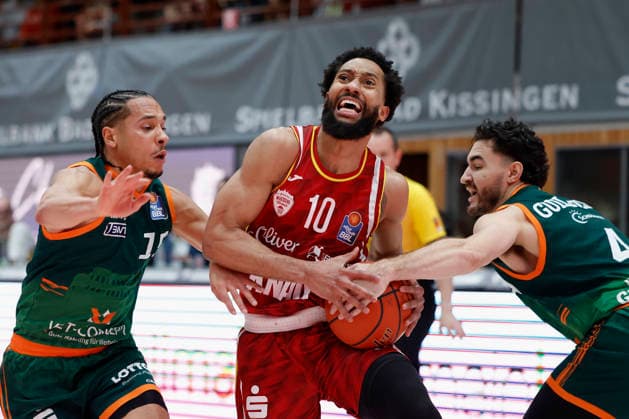 v. l. n. r.: Jordan Roland (VET-CONCEPT Gladiators Trier, 15), Davion Mintz (Fitness First Wuerzburg Baskets, 10) and Clay Guillozet (VET-CONCEPT Gladiators Trier, 4), 26.12.2025, Basketball, BBL, Fitness First Wuerzburg Baskets vs. VET-CONCEPT Gladiators Trier, GER, Wuerzburg, Tectake Arena. Copyright: HMBxMedia xHeikoxBecker