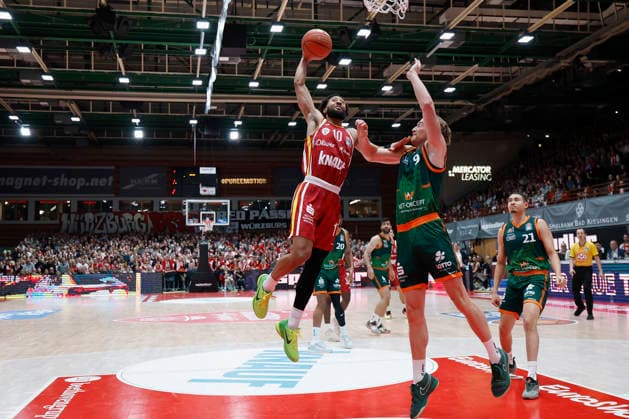 v. l. n. r.: Davion Mintz (Fitness First Wuerzburg Baskets, 10) and Marco Hollersbacher (VET-CONCEPT Gladiators Trier, 9). 26.12.2025, Basketball, BBL, Fitness First Wuerzburg Baskets vs. VET-CONCEPT Gladiators Trier, GER, Wuerzburg, Tectake Arena. Copyright: HMBxMedia xHeikoxBecker