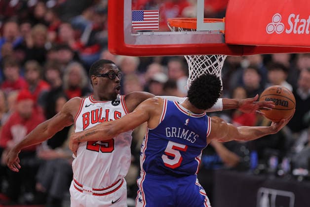 CHICAGO, IL - DECEMBER 26: Quentin Grimes 5 of the Philadelphia 76ers drives to the basket for a layup past Jalen Smith 25 of the Chicago Bulls during the first half on December 26, 2025 at the United Center in Chicago, Illinois. (Photo by Melissa Tamez Icon Sportswire) NBA, Basketball Herren, USA DEC 26 Philadelphia 76ers at Chicago Bulls EDITORIAL USE ONLY Icon251226013