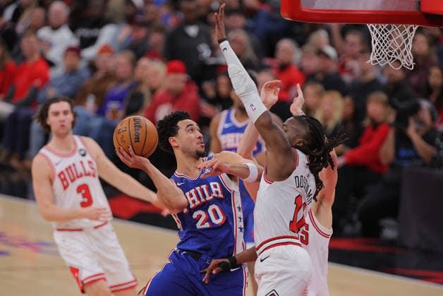 CHICAGO, IL - DECEMBER 26: Ayo Dosunmu 11 of the Chicago Bulls guards Jared McCain 20 of the Philadelphia 76ers during the first half on December 26, 2025 at the United Center in Chicago, Illinois. (Photo by Melissa Tamez Icon Sportswire) NBA, Basketball Herren, USA DEC 26 Philadelphia 76ers at Chicago Bulls EDITORIAL USE ONLY Icon251226017