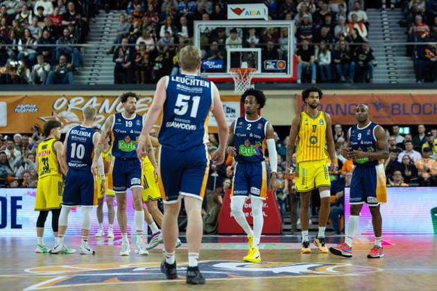 Bent Leuchten (ROSTOCK SEAWOLVES, 51), Jordan Bowden (ROSTOCK SEAWOLVES, 02), Norris Agbakoko (ALBA Berlin, 17) GER, Rostock Seawolves vs. ALBA Berlin, easycredit BBL, Basketball, Bundesliga, 12. Spieltag, Spielzeit 2025 2026, 26.12.2025. GER, Rostock Seawolves vs. ALBA Berlin, easycredit BBL, Basketball, Bundesliga, 12. Spieltag, Spielzeit 2025 2026, 26.12.2025 Rostock Copyright: xEibner-Pressefoto DenverxEhrlichx EP_DEH