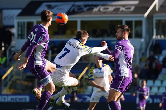 Parma s Adrian Benedyczak fights for the ball with FiorentinaÕs Mattia Viti and FiorentinaÕs Marin Pongracic during the Serie A soccer match between Parma and Fiorentina at Ennio Tardini Stadium in Parma, North Italy, Saturday, December 27, 2025. Soccer  Copyright: xMassimoxPaolone LaPressex