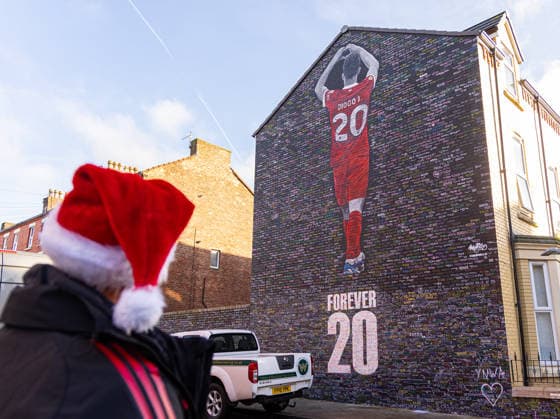 Sport Themen der Woche KW52 Football - FA Premier League - Liverpool FC v Wolverhampton Wanderers FC LIVERPOOL, ENGLAND - Saturday, December 27, 2025: A supporter in a Santa hat looks at the mural of former Liverpool player Diogo Jota, who died in a car accident in July, seen before the FA Premier League match between Liverpool FC and Wolverhampton Wanderers FC at Anfield. (Photo by David Rawcliffe Propaganda) LIVERPOOL Anfield MERSEYSIDE ENGLAND  Copyright: xDavidxRawcliffex P2025-12-27-Liverpool_Wolves-3