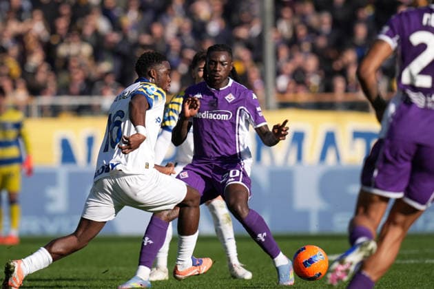 Fußball, Italien, Parma Calcio - AC Florenz Parma s Lamine Mandela Keita fights for the ball with Fiorentina s Moise Kean during the Serie A soccer match between Parma and Fiorentina at Ennio Tardini Stadium in Parma, North Italy, Saturday, December 27, 2025. Soccer  Copyright: xMassimoxPaolone LaPressex