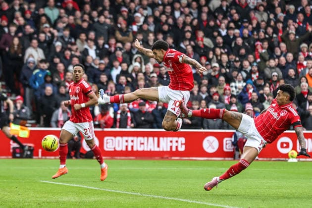 Premier League Nottingham Forest v Manchester City Igor Jesus of Nottingham Forest and Morgan Gibbs-White of Nottingham Forest both jump up for a shot on goal during the Premier League match Nottingham Forest vs Manchester City at City Ground, Nottingham, United Kingdom, 27th December 2025 (Photo by Alfie Cosgrove News Images) Nottingham City Ground Nottinghamshire United Kingdom Copyright: xAlfiexCosgrove NewsxImagesx