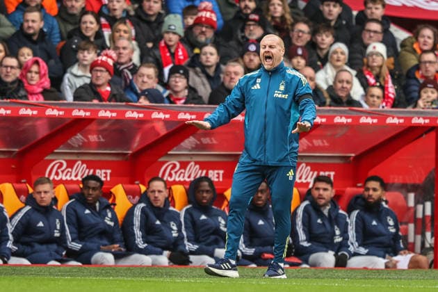 Premier League Nottingham Forest v Manchester City Sean Dyche manager of Nottingham Forest gives his team instructions during the Premier League match Nottingham Forest vs Manchester City at City Ground, Nottingham, United Kingdom, 27th December 2025 (Photo by Alfie Cosgrove News Images) Nottingham City Ground Nottinghamshire United Kingdom Copyright: xAlfiexCosgrove NewsxImagesx