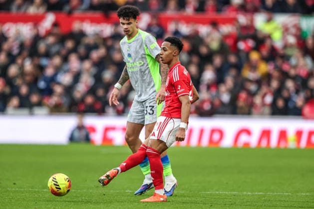 Premier League Nottingham Forest v Manchester City Omari Hutchinson of Nottingham Forest passes the ball under pressure from Nico O Reilly of Manchester City during the Premier League match Nottingham Forest vs Manchester City at City Ground, Nottingham, United Kingdom, 27th December 2025 (Photo by Alfie Cosgrove News Images) Nottingham City Ground Nottinghamshire United Kingdom Copyright: xAlfiexCosgrove NewsxImagesx