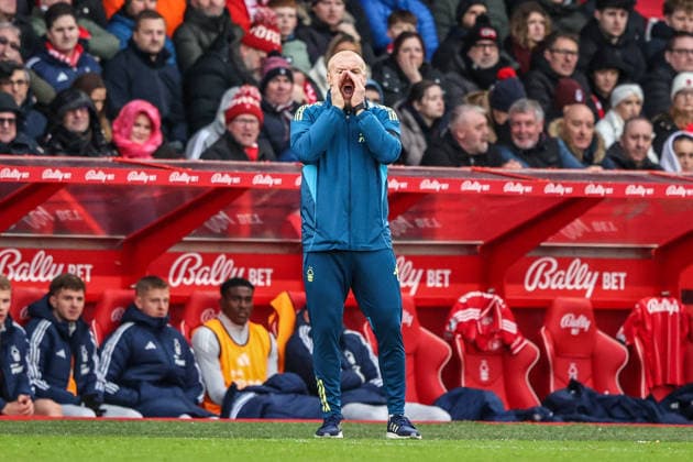 Premier League Nottingham Forest v Manchester City Sean Dyche manager of Nottingham Forest gives his team instructions during the Premier League match Nottingham Forest vs Manchester City at City Ground, Nottingham, United Kingdom, 27th December 2025 (Photo by Alfie Cosgrove News Images) Nottingham City Ground Nottinghamshire United Kingdom Copyright: xAlfiexCosgrove NewsxImagesx