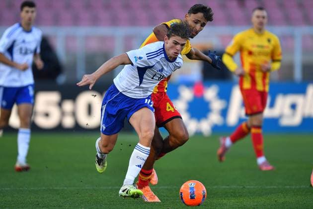 Lecce™s central defender Tiago Gabriel (44 US Lecce) and Como s Attacking Midfielder Nico Paz (10 Como 1907) in action during the Serie A Enilive soccer matchday 17 between US Lecce and Como 1907 at the Via del Mare Stadium in Lecce, Italy, Saturday, December 27, 2025. (Credit Image: Giovanni Evangelista LaPresse)  Copyright: xGiovannixEvangelista LaPressex