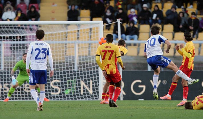 December 27, 2025, Lecce, Italia: Como s Nico Paz (R) scores a goal during the Italian Serie A soccer match US Lecce vs Como at the Via del Mare stadium in Lecce, Italy, 27 december 2025. ANSA ABBONDANZA SCURO LEZZI Soccer: Serie A; Lecce- Como  - ZUMAa110 20251227_zaf_a110_043 Copyright: xAbbondanzaxScuroxLezzix
