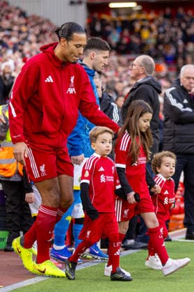 Football - FA Premier League - Liverpool FC v Wolverhampton Wanderers FC LIVERPOOL, ENGLAND - Saturday, December 27, 2025: Dinis and Duarte, Diogo Jota s children, walk out as mascots with Liverpool s captain Virgil van Dijk before during the FA Premier League match between Liverpool FC and Wolverhampton Wanderers FC at Anfield. (Photo by David Rawcliffe Propaganda) LIVERPOOL Anfield MERSEYSIDE ENGLAND  Copyright: xDavidxRawcliffex P2025-12-27-Liverpool_Wolves-14