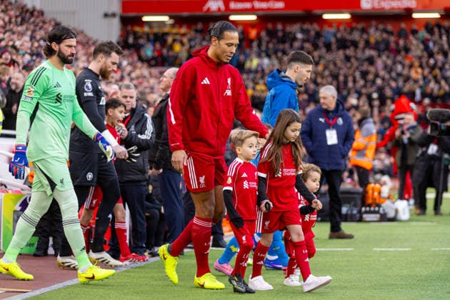 Football - FA Premier League - Liverpool FC v Wolverhampton Wanderers FC LIVERPOOL, ENGLAND - Saturday, December 27, 2025: Dinis and Duarte, Diogo Jota s children, walk out as mascots with Liverpool s captain Virgil van Dijk before during the FA Premier League match between Liverpool FC and Wolverhampton Wanderers FC at Anfield. (Photo by David Rawcliffe Propaganda) LIVERPOOL Anfield MERSEYSIDE ENGLAND  Copyright: xDavidxRawcliffex P2025-12-27-Liverpool_Wolves-16