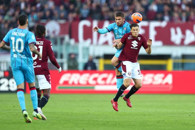 Kristjan Asllani (Torino Fc) und Semih Kilicsoy (Cagliari) battle for the ball, Serie A, Torino FC v Cagliari Calcio, Olimpico, December 27, 2025, Turin, Italy.