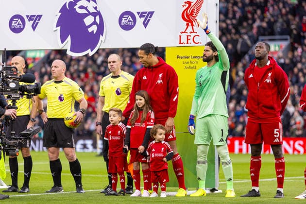 Football - FA Premier League - Liverpool FC v Wolverhampton Wanderers FC LIVERPOOL, ENGLAND - Saturday, December 27, 2025: Dinis and Duarte, Diogo Jota s children, line up as mascots with Liverpool s captain Virgil van Dijk before the FA Premier League match between Liverpool FC and Wolverhampton Wanderers FC at Anfield. (Photo by David Rawcliffe Propaganda) LIVERPOOL Anfield MERSEYSIDE ENGLAND  Copyright: xDavidxRawcliffex P2025-12-27-Liverpool_Wolves-22