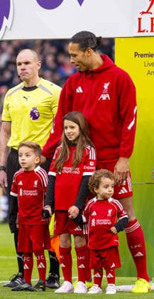 Football - FA Premier League - Liverpool FC v Wolverhampton Wanderers FC LIVERPOOL, ENGLAND - Saturday, December 27, 2025: Dinis and Duarte, Diogo Jota s children, line up as mascots with Liverpool s captain Virgil van Dijk before the FA Premier League match between Liverpool FC and Wolverhampton Wanderers FC at Anfield. (Photo by David Rawcliffe Propaganda) LIVERPOOL Anfield MERSEYSIDE ENGLAND  Copyright: xDavidxRawcliffex P2025-12-27-Liverpool_Wolves-23