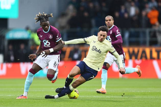 Lesley Ugochukwu of Burnley and Dwight McNeil of Everton Burnley v Everton, Premier League, Football, Turf Moor, Burnley, UK - 27 Dec 2025Burnley Turf Moor United Kingdom EDITORIAL USE ONLY No use with unauthorised audio, video, data, fixture lists, club league logos or live services. Online in-match use limited to 120 images, no video emulation. No use in betting, games or single club league player publications. Copyright: xPhilxOldham Shutterstockx 16213162af
