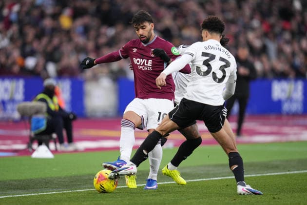 Premier League West Ham United v Fulham Lucas Paqueta of West Ham United on the ball under pressure during the Premier League match West Ham United vs Fulham at London Stadium, London, United Kingdom, 27th December 2025 (Photo by Harvey Murphy News Images) Copyright: xHarveyxMurphy NewsxImagesx