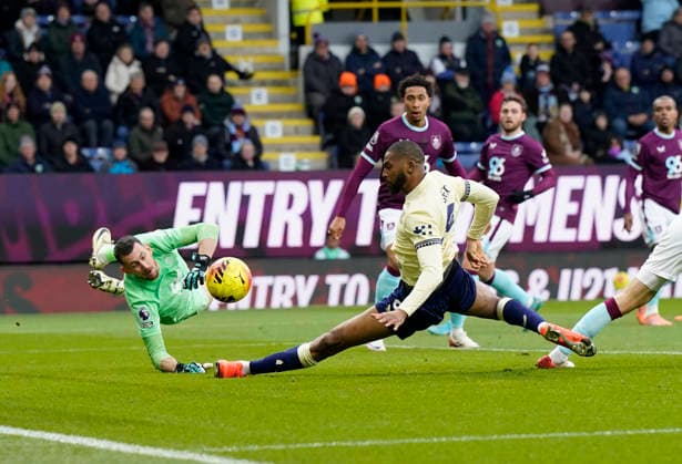 Burnley, England, 27th December 2025. Beto of Everton just fails to connect and open the scoring as the ball is deflected for a corner during the Burnley vs Everton Premier League match at Turf Moor, Burnley. Picture credit should read: Andrew Yates Sportimage EDITORIAL USE ONLY. No use with unauthorised audio, video, data, fixture lists, club league logos or live services. Online in-match use limited to 120 images, no video emulation. No use in betting, games or single club league player publications. SPI_018_AY_Burnley_Everton SPI-4396-0018
