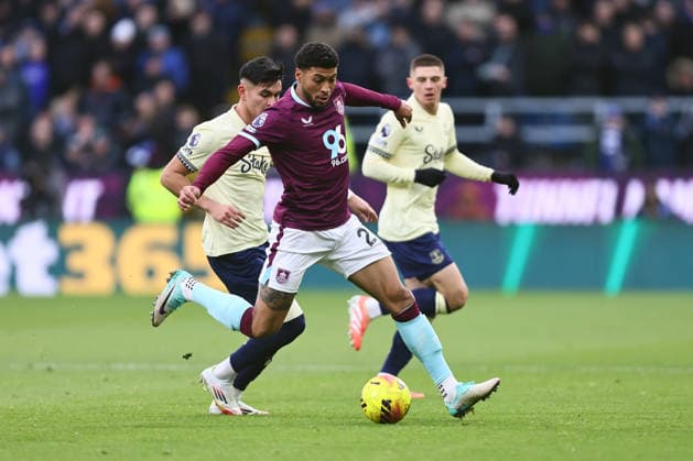 Josh Laurent of Burnley Burnley v Everton, Premier League, Football, Turf Moor, Burnley, UK - 27 Dec 2025Burnley Turf Moor United Kingdom EDITORIAL USE ONLY No use with unauthorised audio, video, data, fixture lists, club league logos or live services. Online in-match use limited to 120 images, no video emulation. No use in betting, games or single club league player publications. Copyright: xPhilxOldham Shutterstockx 16213162ag