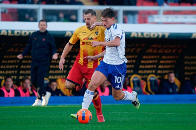 Nico Paz of Como 1907 in action against Ylber Ramadani of US Lecce during US Lecce vs Como 1907, Italian soccer Serie A match in Lecce, Italy, December 27 2025  Copyright: xEmmanuelexMastrodonato IPAxSportx xipa-agency.netx xx IPA_69493811 IPA_Agency_IPA69493811