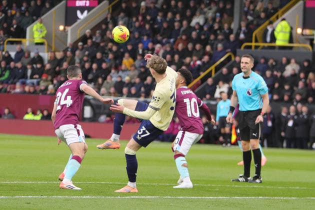 Burnley v Everton, Premier League James Garner of Everton, Josh Cullen of Burnley and Marcus Edwards of Burnley during the Premier League match between Burnley and Everton at Turf Moor, Burnley, UK on 27 December 2025. Burnley Turf Moor Lancashire UK Editorial use only DataCo restrictions apply See www.football-dataco.com , Copyright: xAlunxRobertsx PSI-23469-0045