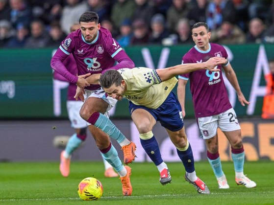 Burnley v Everton Premier League James Tarkowski of Everton is fouled during the Premier League match at Turf Moor, Burnley 27 12 2025 UK Newspapers OUT Copyright: xKarlxVallantinex FIL-22702-0055