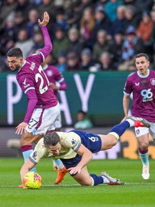 Burnley v Everton Premier League James Tarkowski of Everton is fouled during the Premier League match at Turf Moor, Burnley 27 12 2025 UK Newspapers OUT Copyright: xKarlxVallantinex FIL-22702-0057