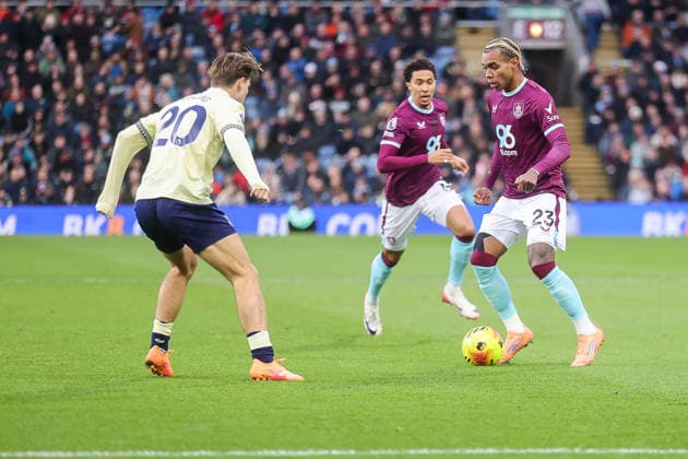 Burnley v Everton - Premier League Lucas Pires runs during the Premier League match between Burnley and Everton at Turf Moor in Burnley, England, on December 27, 2025. Burnley Lancashire United Kingdom  Copyright: xMIxNewsx originalFilename:fletcher-burnleyv251227_np9vd.jpg