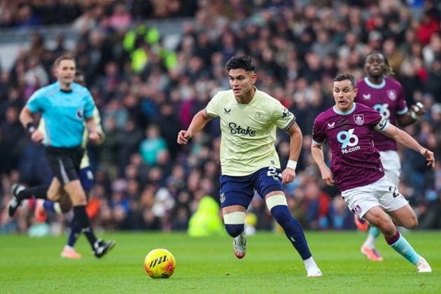 Burnley v Everton, Premier League Carlos Alcaraz Of Everton in action during the Burnley v Everton Premier League match at Turf Moor, Burnley, England on 27 December 2025 Credit: Lee Keuneke Every Second Media Editorial use only. All images are copyright Every Second Media Limited. No images may be reproduced without prior permission. All rights reserved. Premier League and Football League images are subject to licensing agreements with Football DataCo Limited. see https: www.football-dataco.com Copyright: xIMAGO EveryxSecondxMediax ESM-1726-0059 LeexKeunekex xEveryxSecondxMediax