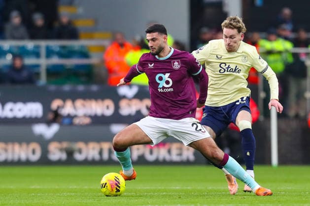 Burnley v Everton, Premier League Armando Broja Of Burley in action against James Garner Of Everton during the Burnley v Everton Premier League match at Turf Moor, Burnley, England on 27 December 2025 Credit: Lee Keuneke Every Second Media Editorial use only. All images are copyright Every Second Media Limited. No images may be reproduced without prior permission. All rights reserved. Premier League and Football League images are subject to licensing agreements with Football DataCo Limited. see https: www.football-dataco.com Copyright: xIMAGO EveryxSecondxMediax ESM-1726-0065 LeexKeunekex xEveryxSecondxMediax