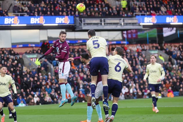 Burnley v Everton - Premier League Jacob Bruun Larsen heads the ball during the Premier League match between Burnley and Everton at Turf Moor in Burnley, England, on December 27, 2025. Burnley Lancashire United Kingdom  Copyright: xMIxNewsx originalFilename:fletcher-burnleyv251227_npCFs.jpg