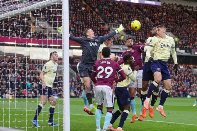 Burnley v Everton - Premier League Jordan Pickford clears a cross during the Premier League match between Burnley and Everton at Turf Moor in Burnley, England, on December 27, 2025. Burnley Lancashire United Kingdom  Copyright: xMIxNewsx originalFilename:fletcher-burnleyv251227_npm3u.jpg