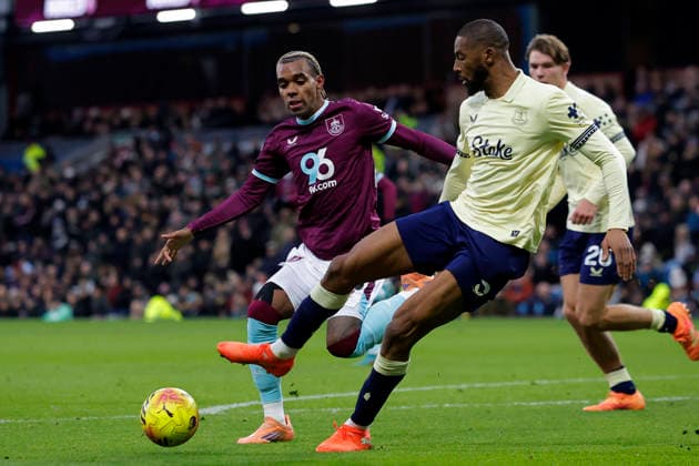 Burnley v Everton, Burnley, UK - 27 December 2025 Beto of Everton battles for the ball with Lucas Pires of Burnley during the English Premier League Match between Burnley and Everton at Turf Moor on 27 December 2025 in Burnley, England (Photo by Steve Taylor PPAUK) Burnley Turf Moor Lancashire England Copyright: xStevexTaylor PPAUKx PPA-237374