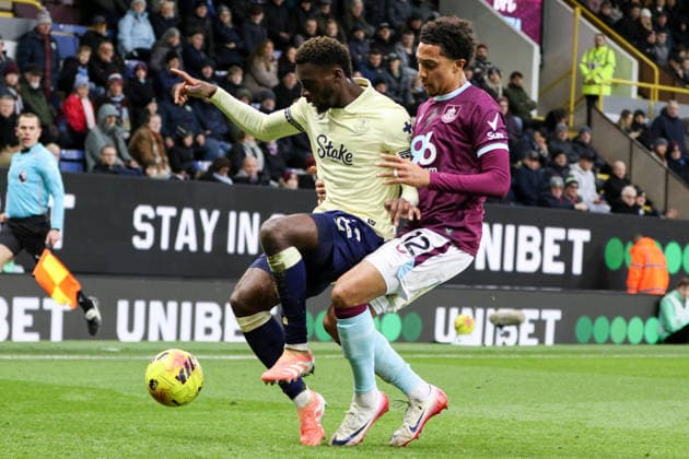 Tim Iroegbunam (42 Everton) controls the ball during the Premier League match between Burnley and Everton at Turf Moor in Burnley, England on December 27th 2025. Copyright: xSeanxChandlerx xSPPx Sportspressphoto_SPR77167