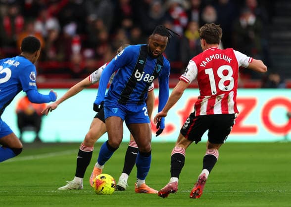 27th December 2025; Gtech Community Stadium, Brentford, London, England; Premier League Football, Brentford versus Bournemouth; Antoine Semenyo of AFC Bournemouth closely marked by Yehor Yarmoliuk of Brentford  JohnxPatrickxFletcher