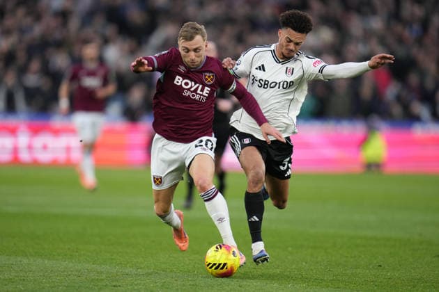 Premier League West Ham United v Fulham Jarrod Bowen of West Ham United and Antonee Robinson of Fulham battle for ball during the Premier League match West Ham United vs Fulham at London Stadium, London, United Kingdom, 27th December 2025 (Photo by Harvey Murphy News Images) Copyright: xHarveyxMurphy NewsxImagesx